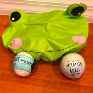 Kid’s frog bath cap & two bath bombs